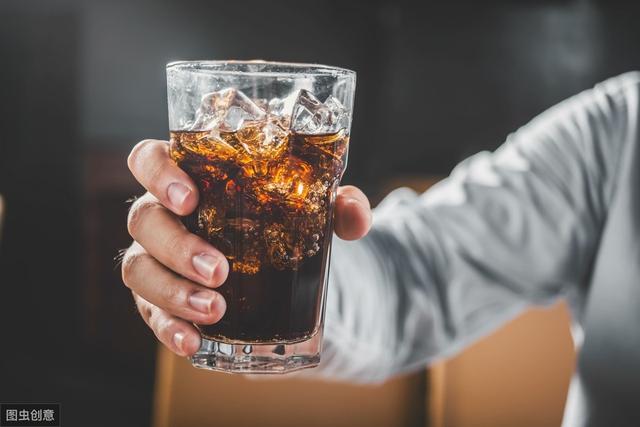 夏天毁掉一个人的脾胃很容易,每天给他一杯冰镇的可乐或凉茶就行