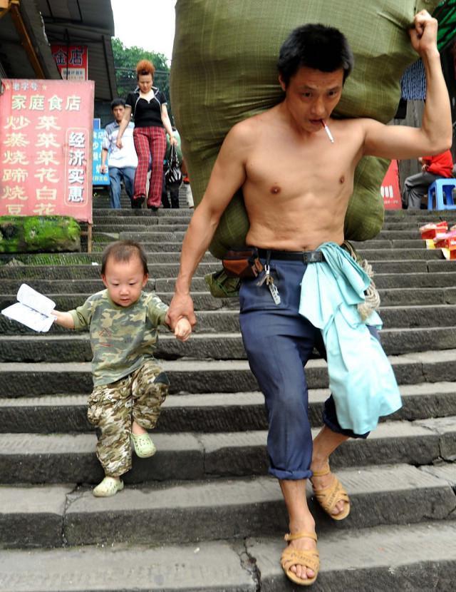 曾走红网络的一张“父子照”,时隔10年,两人再合照引人感慨