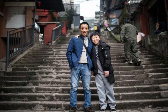 曾走红网络的一张“父子照”,时隔10年,两人再合照引人感慨