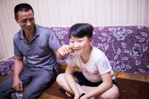 曾走红网络的一张“父子照”,时隔10年,两人再合照引人感慨