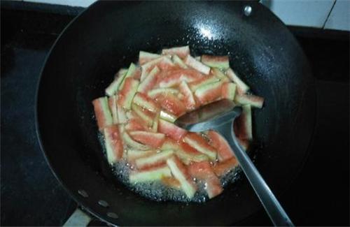 吃完的西瓜皮不要扔,放锅里煮一煮,蜜饯再也不用花钱买了