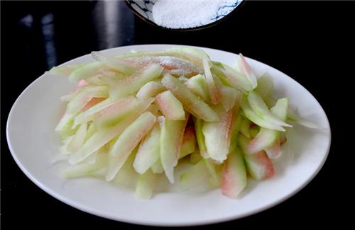 吃完的西瓜皮不要扔,放锅里煮一煮,蜜饯再也不用花钱买了