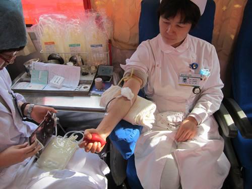 献血车无人问津, 为何无偿献血的人越来越少了?