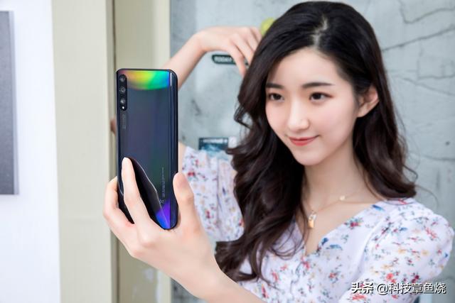 华为畅享10S全方位上手:轻巧机身+超强夜景是它的制胜法宝