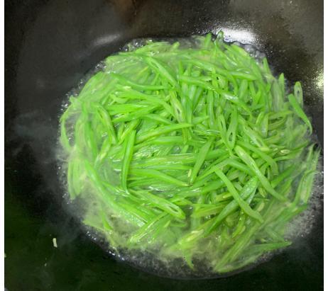 天热此菜应经常吃,既消暑又清口,3块钱就能炒1盘
