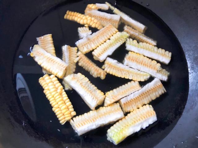 懒人版椒盐烤玉米,香嫩可口,一次做3根都不够吃,干净又卫生