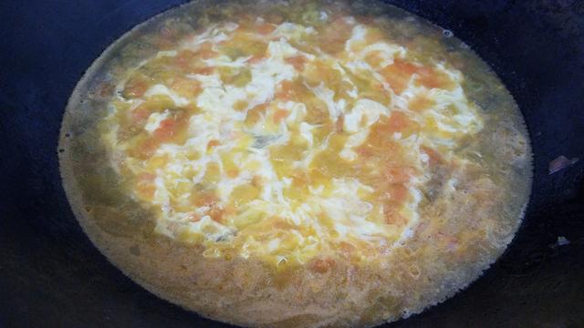 西红柿鸡蛋汤看着简单，原来也有诀窍，这样做又好看又好喝
