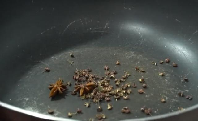 妈妈用了10几年的腌蒜苔方法,配方精确到1克,做一顿能吃3个月