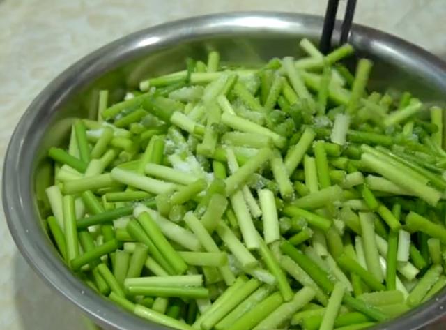 妈妈用了10几年的腌蒜苔方法，配方精确到1克，做一顿能吃3个月