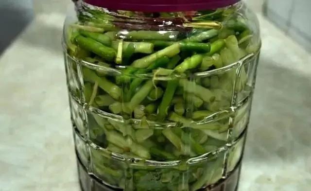腌出来的蒜苔不好吃?教你一招,蒜苔清脆爽口,2个小时就能吃