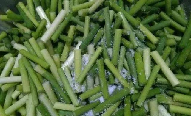 腌出来的蒜苔不好吃?教你一招,蒜苔清脆爽口,2个小时就能吃