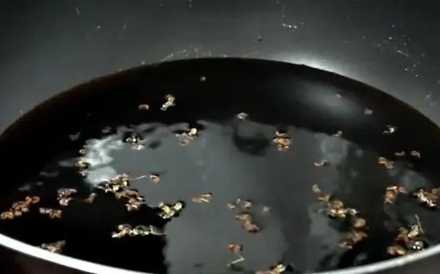 腌出来的蒜苔不好吃?教你一招,蒜苔清脆爽口,2个小时就能吃