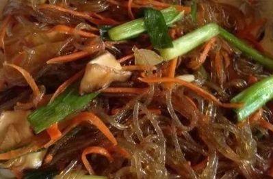 炒粉条总爱粘锅,教你一招,炒出来的粉条入味劲道,还不粘锅