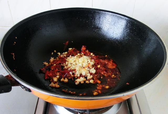 水煮肉片要软嫩,肉片这样处理才对,掌握3个技巧,味道比饭店好
