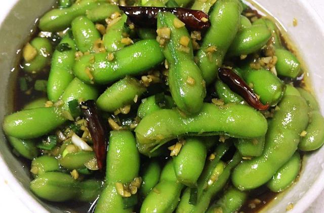 炎炎夏日,来一盘家常凉拌毛豆,感觉一下就精神了