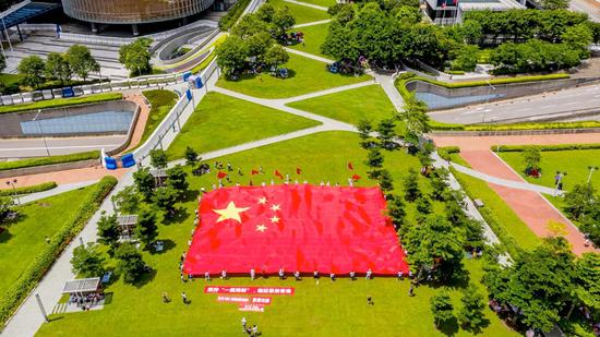 市民展示巨幅国旗。