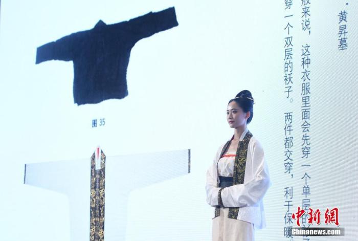 资料图：5月23日，中国丝绸博物馆，一位汉服爱好者在展示宋制汉服。 中新社记者 王刚 摄