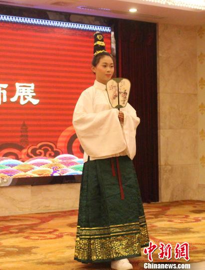 资料图:图为泉州传统文化促进会成立仪式上,明朝服装展示。 廖静 摄