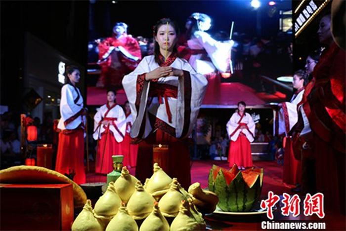 资料图:汉服爱好者身穿汉服进行祭月。 肖颖 摄