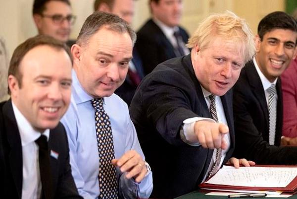英国内阁秘书兼国家安全顾问马克·塞威(左二)28日宣布辞职。