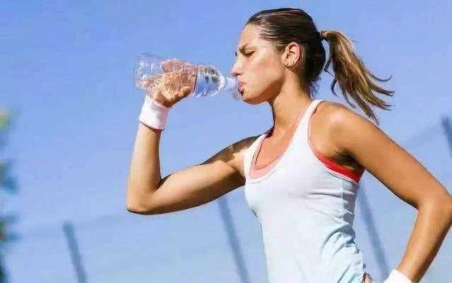 夏天喝水小心“水中毒”,注意这3种方式,让你有效补水远离危害
