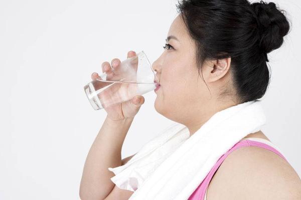 不喝桶装水、矿泉水,只喝烧开的自来水,身体最后会咋样?