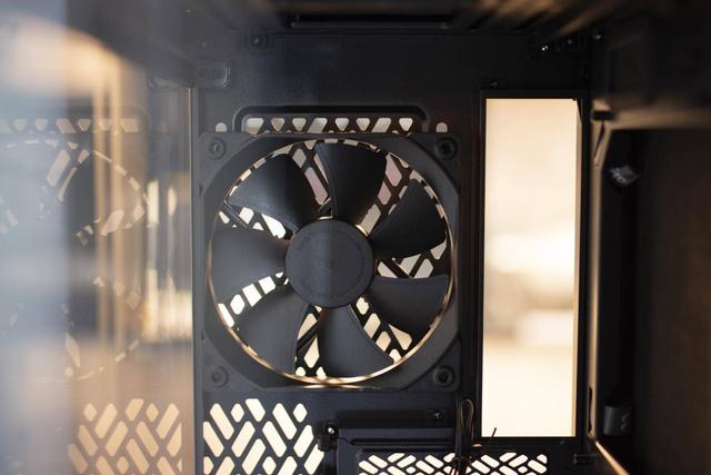 Define 7 Compact机箱上市,分形工艺机电散三剑客装机评测