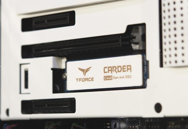 十铨推出CARDEA Ceramic C440固态硬盘:PCIe 4.0 陶瓷散热片