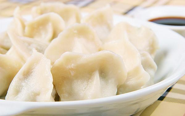 饭店里的三鲜饺子为啥好吃?原来调馅有诀窍,皮薄馅大,鲜嫩多汁