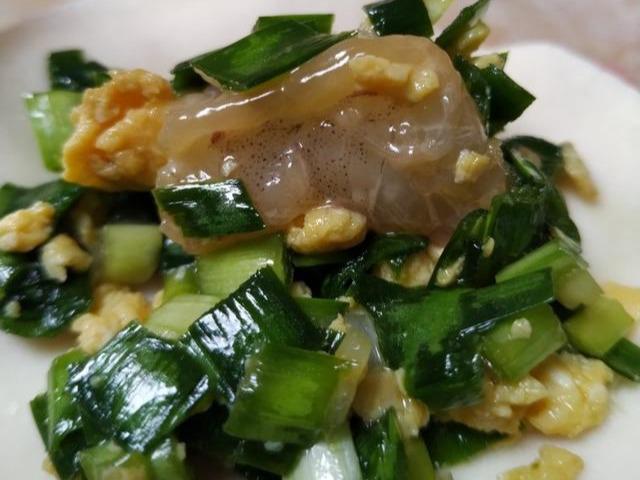饭店里的三鲜饺子为啥好吃?原来调馅有诀窍,皮薄馅大,鲜嫩多汁
