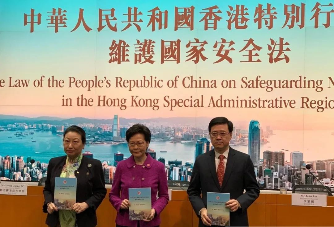 7月1日下午2时,香港行政长官林郑月娥与律政司司长郑若骅资深大律师、保安局局长李家超举行记者会。图自港媒