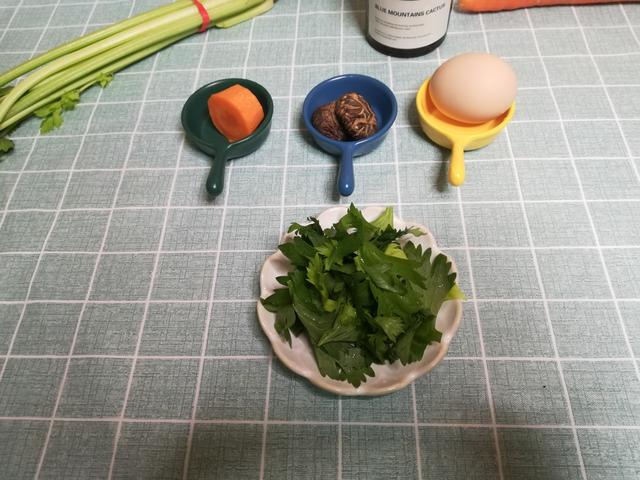 芹菜叶子不要扔!还能这样做宝宝超爱吃,还能补充营养预防便秘