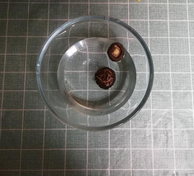 芹菜叶子不要扔!还能这样做宝宝超爱吃,还能补充营养预防便秘