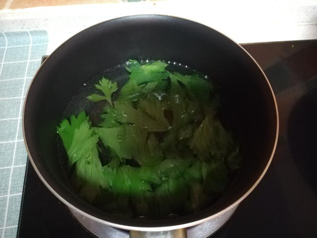 芹菜叶子不要扔!还能这样做宝宝超爱吃,还能补充营养预防便秘