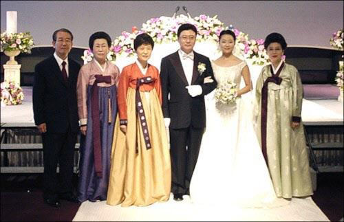 2004年,朴槿惠弟弟朴志晚结婚,朴在玉(左二)出席婚礼。
