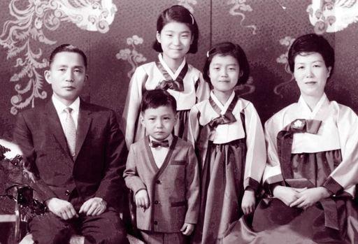 朴正熙与陆英修以及三个子女的合影(韩联社)