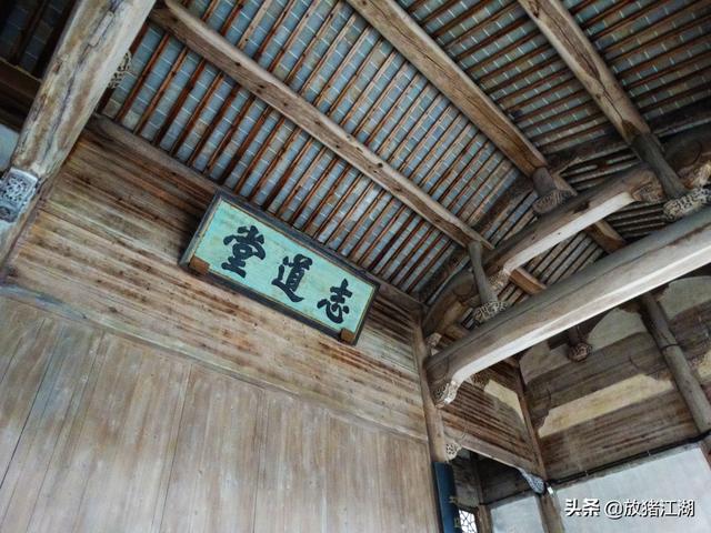 西递宏村的隔壁,还有一个卢村,安静如画却少有人来