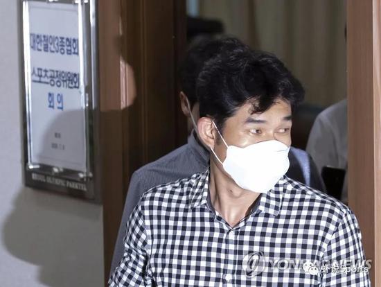 7月6日,韩国铁人三项联合会在首尔召开纪律委员会,涉案教练金奎奉现身