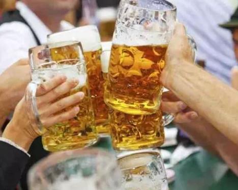 白酒和啤酒哪个“更伤身”?老酒鬼:遇到这种酒,关系再好也别喝