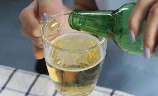白酒和啤酒哪个“更伤身”?老酒鬼:遇到这种酒,关系再好也别喝