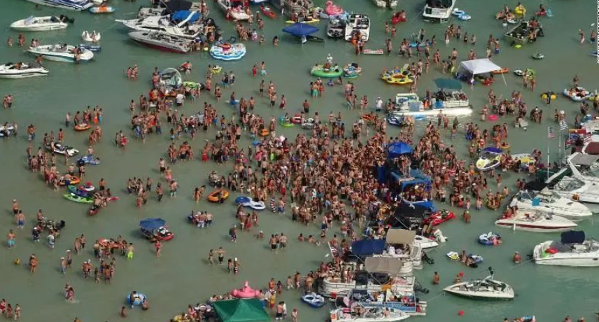 7月4日的周末，数百人聚集在火炬湖庆祝