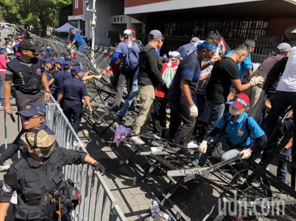 台“立法院”进行“监委”同意权投票,场外聚集抗议民众(图片来源:台湾《联合报》)
