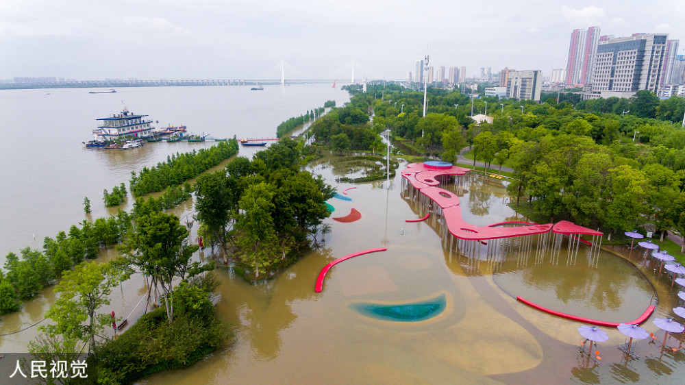 长江武汉关水位经过4天持续下降后出现波动缓涨趋势。 人民视觉 图