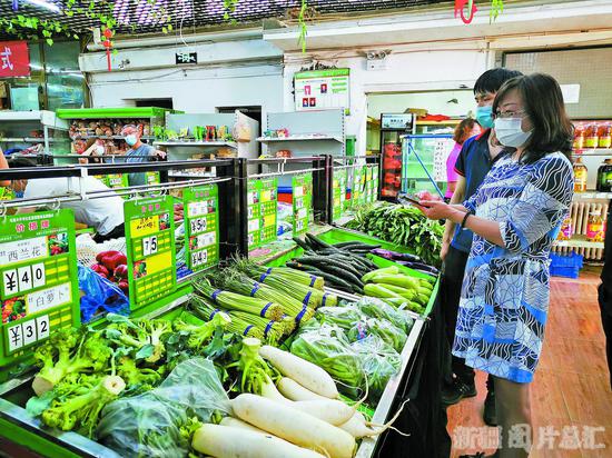 7月17日,市民在乌鲁木齐市沙依巴克区一社区蔬菜直销店挑选蔬菜。 □本报全媒体记者 约提克尔·尼加提摄