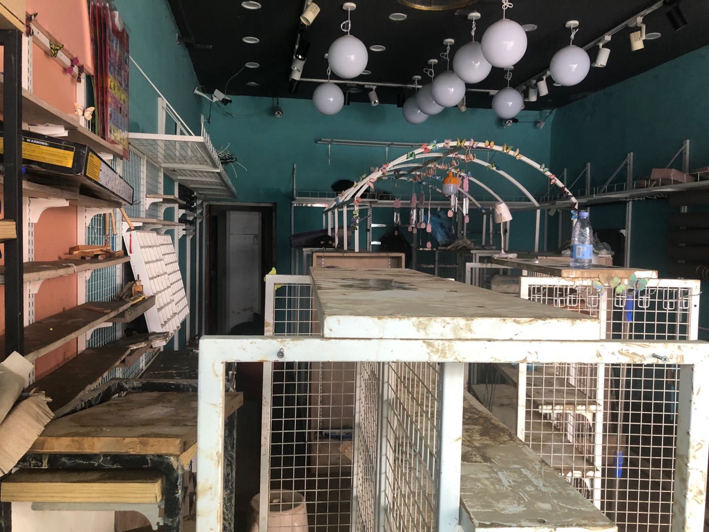 7月20日,胜利街店主向云峰的玩具店。 新京报记者向凯 摄