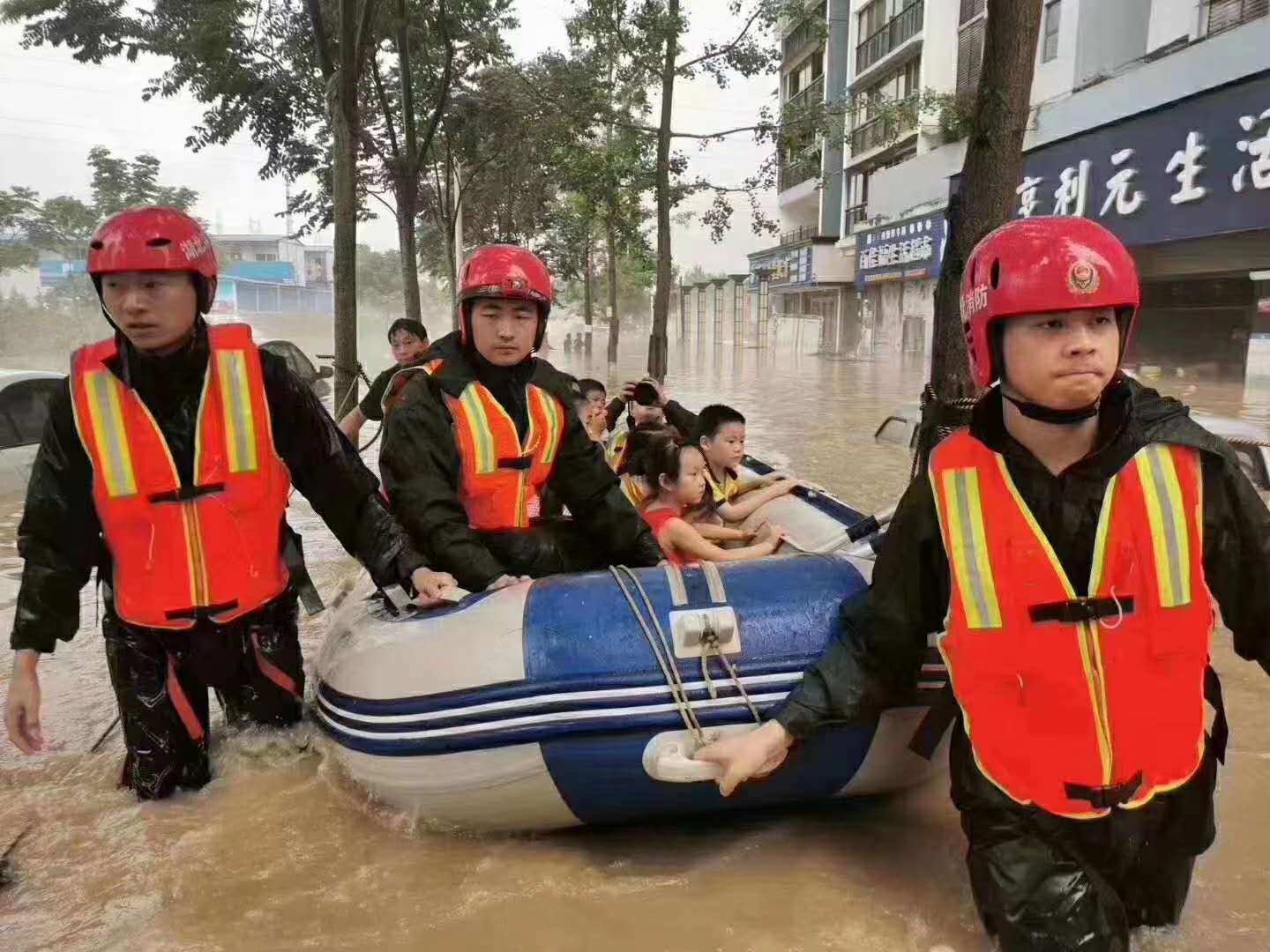 7月17号,恩施市消防兵用皮划艇转移官坡区被困居民。 受访者供图