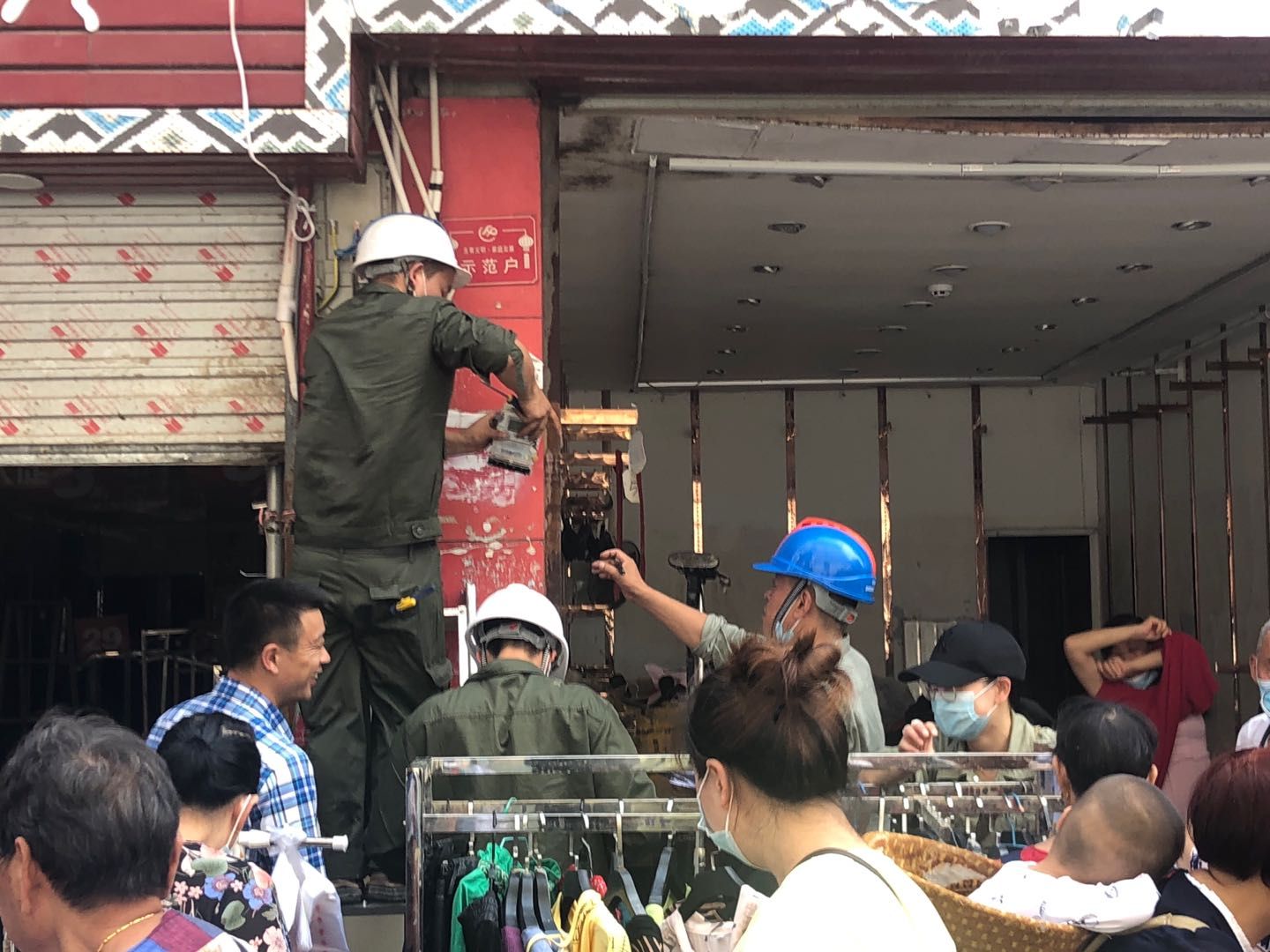 7月20日,供电公司工作人员在胜利街抢修电力。 新京报记者向凯 摄