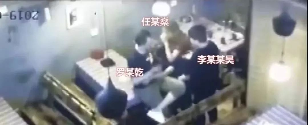 事发时监控画面 来源:央视新闻