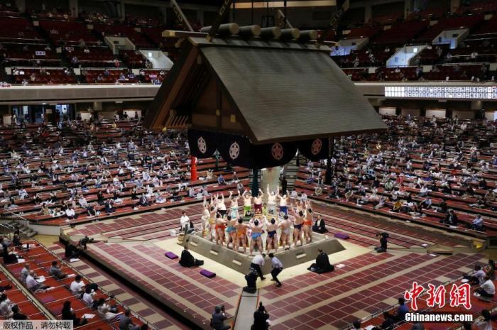 资料图:于7月举行的日本大相扑赛事中,入场观众人数受到限制,场内观众均隔座而坐。