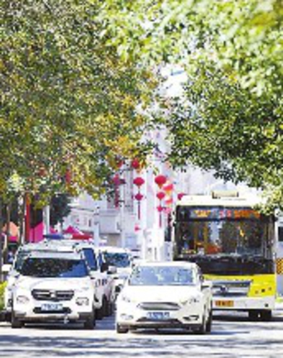 8月29日,在铁路局附近道路上,外出车辆有序通行。